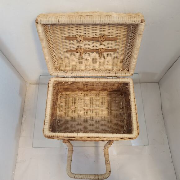 Beautiful Wicker Basket, locking lid and handles 7x8 - Picture 6 of 7